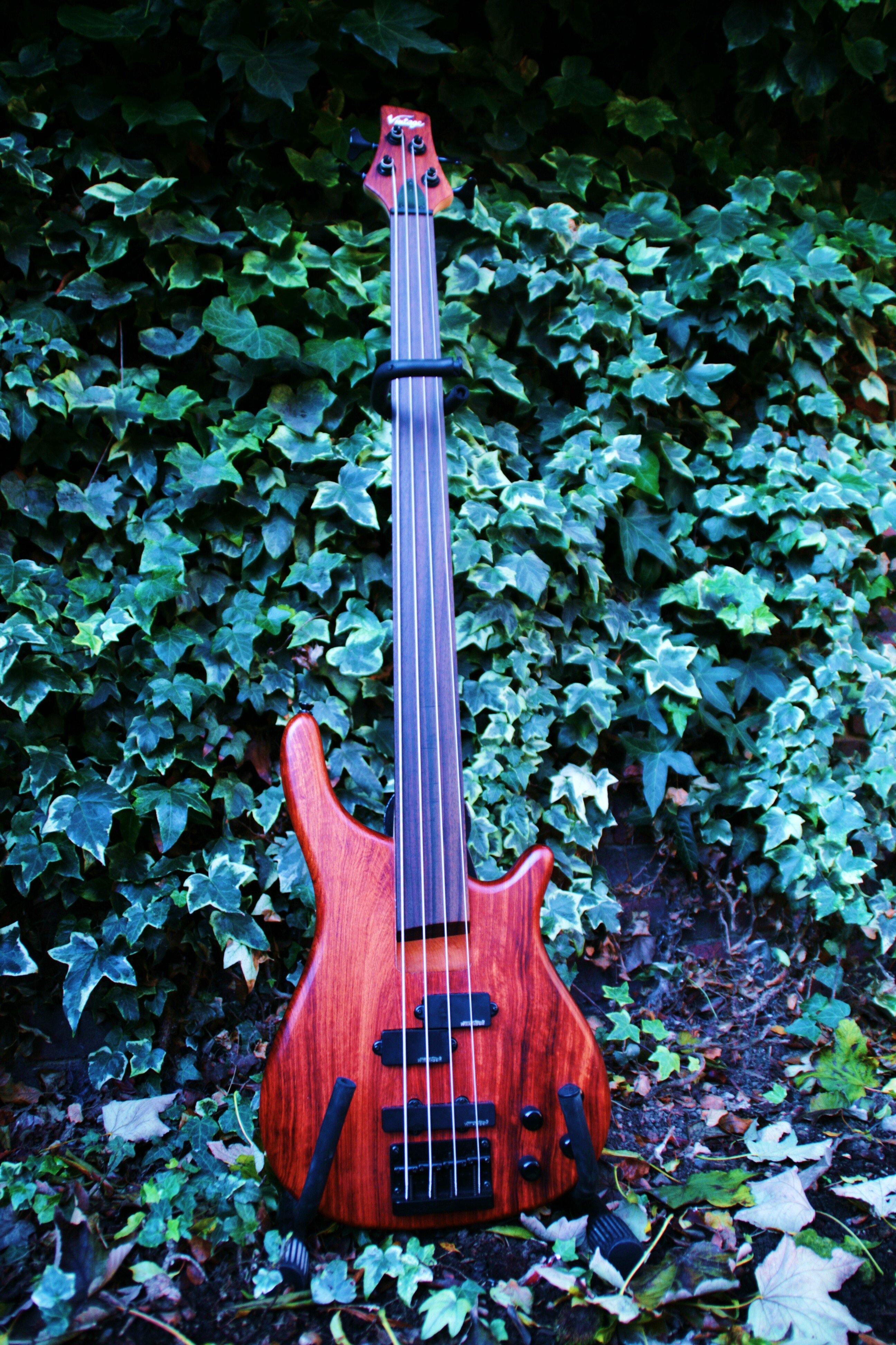 Vintage-series fretless bass guitar